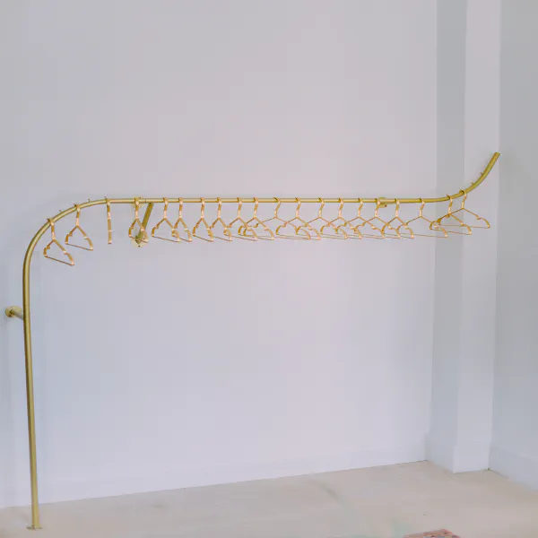 Portant doré avec cintres pour la mariée dans l'espace préparation du château