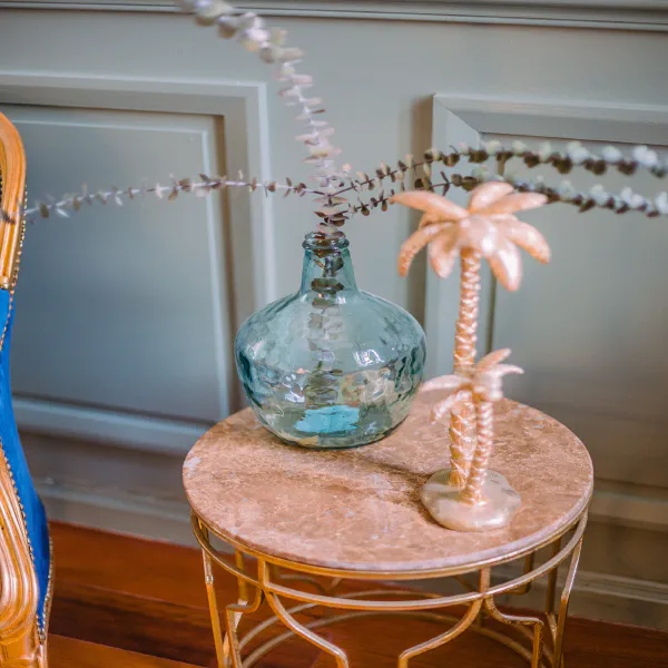 Dame-jeanne avec eucalyptus et palmiers dorés, décoration de réception au château