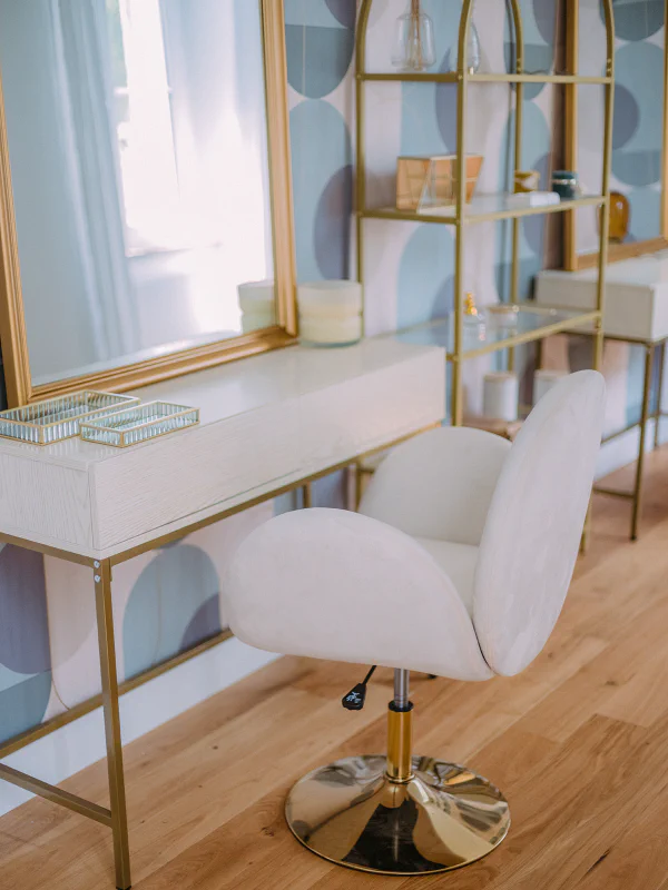 Coiffeuse blanche avec miroir doré et étagère dans l'espace mariée du château