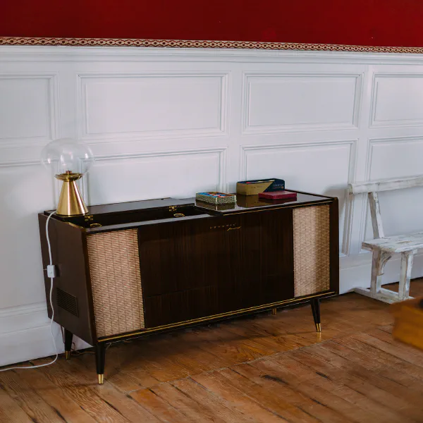 Meuble radio vintage avec lampe design sur parquet ancien du Château de Laubardemont
