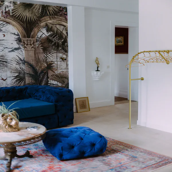 Salon bleu velours avec portant doré et fresque tropicale au Château de Laubardemont