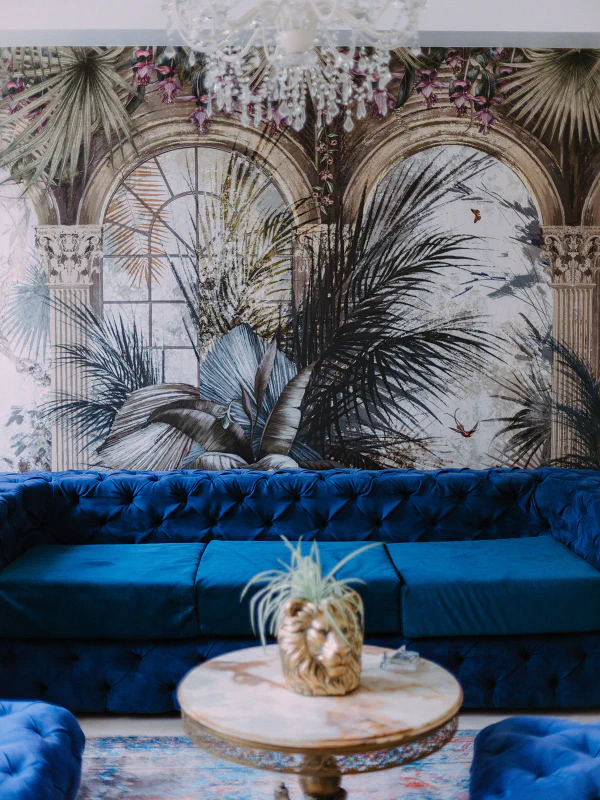 Lustre cristal et fresque panoramique tropicale dans le salon bleu du château