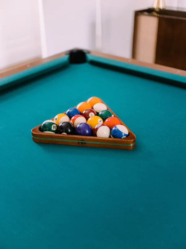 Gros plan des boules de billard sur tapis vert dans la salle de jeux du château